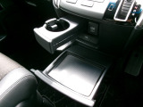 運転席からも助手席からも使いやすい位置に引き出し式ドリンクホルダーとスマホなどを置けるトレイを配置。