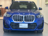 【BMWの伝統-1】BMWの特徴的な&ldquo;キドニーグリル&rdquo;は、80年以上続く伝統の形でございます。変わらないこだわりのデザインが、プレミアムブランド&ldquo;BMW&rdquo;を創り出します。