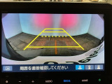 【バックカメラ】運転が苦手な方も車庫入れラクラクです!ギアをリバースに入れれば自動的に切り換わりますので、面倒な操作は不要です♪狭い駐車場もお車を傷つけず安心ですね!
