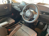 フロントウィンドが立ち上がったデザインは室内空間を保持するだけでなく、安全性、視認性にも優れています。かわいいデザインにはこんな理由もあるんです。