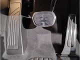 【ペダル】BMWはオルガン式アクセルペダルを採用しています。踏み込む足とペダルが同じ軌跡を描くため、かかとがずれにくく、アクセルコントロールがよりしやすくなるメリットがあります。