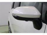 バイカラーでスマートなウインカーミラーです。ウインカーミラーはお洒落なだけでなく、対向車や歩行者からの視認性が良く安全性が向上し、事故防止にもつながります。