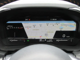 運転に必要な情報をグラフィカルに表示し、少ない視線移動で瞬時に認識できる先進的な液晶メーター。こちらはナビゲーション情報と連携する「地図画面」になります。