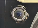 エンジンスタートボタンです。キーが車内にあれば、エンジンの始動・停止はブレーキを踏んでスイッチを押すだけ!キーを取り出す手間を省き、ワンプッシュでエンジンを操作するので簡単でスムーズです。