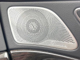 ●Burmesterサラウンドシステム:ハイエンドオーディオ専門メーカーが手掛ける車専用のプレミアムスピーカーを装備。多数のスピーカーから、音の粒立ちまで分かる高品質な音楽をお楽しみいただけます。