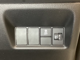 ハンドルの右側にはヘットライトリベライザーとVSA(ABS+TCS+横滑り抑制)の解除スイッチがついています。ヘッドライトリベライザーは道路状況や積荷の加重に応じてライトの高さを調節できます。