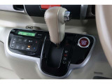 インパネシフトだから視線の移動も少なく足元もスッキリ♪運転席もゆったりしているのでゆとりを持ってドライブできますね!