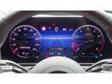 高いレベルの知性を備えたメルセデスの「インテリジェントドライブ」は、ドライバーの疲労を軽減し、安全かつ快適なドライブの一助となります。