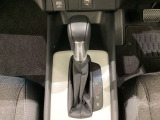 「e:HEV」搭載車です。日常シーンのほとんどをモーターで走行し、高速クルージングなどモーターよりもエンジンの方が効率が良い領域はエンジンで走行、あらゆる領域で優れた燃費走行を実現します。