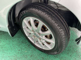 タイヤサイズは155/65R14 純正アルミホイールが足元をかっこよく引き締めます