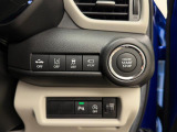 【車線逸脱警報機能】ブザー音とメーター表示で車線からのはみ出しを警報します。元の車線に戻す機能ではないため、警報後はご自身でステアリングを操作して下さい。