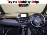 すっきりとしたデザインで上品な色使いの運転席周りですね。居心地の良い運転席、長く座ってられるリラックスできるデザインがいいですね。