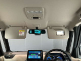 運転席のサンバイザーにはバニティーミラーも付いています。身だしなみチェックには欠かせません。