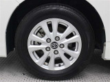 純正アルミホイールは精度が高く、走行の安定性が優れています。タイヤサイズ195/65R15