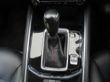 CX-5のシフトレバーです。MTモード付きの6ATで、しなやかな走りを支えます。また、足元にはフロアマットも装着済みです。