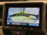 リバースギアに入れるだけで後方の表示へ切り替わります。夜間や雨の日の駐車も楽になりますよ。