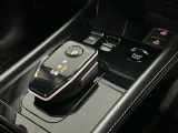 前後の動きだけで簡単に操作できる先進的なデザインの電制シフト。扱いやすく、手に馴染みやすい設計となっています。電子パーキング・オートブレーキホールド付き