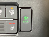 ECON モードをON にするとアクセルペダルの動きに対するエンジンの反応とエアコンの制御を切り換えることで、燃費のいい運転をするドライバーがペダルを踏んだ時と同じようにエンジンを制御します。
