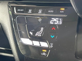 【オートエアコン】一度お好みの温度に設定すれば、車内の温度を検知し風量や温度を自動で調整。暑い&hellip;寒い&hellip;と何度もスイッチ操作をする必要はありません。快適な車内空間には必須の機能ですね♪