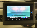 ギヤをR(バック)に入れるとナビの画面に後ろの映像が映るリアカメラ付です。後退時、コンディションが悪い視界でもカラーバックモニターがドライバーをサポートします。