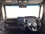 運転席は、大きな座面と包み込むような背もたれがドライバーの身体全体をしっかり支えます。上質なシート素材と座り心地のよいクッションを採用し、長時間の運転やコーナーの多い道も快適です
