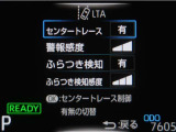 レーンディパーチャーアラートとは車線、又は走路からの逸脱の可能性を警告すると共に、車線、又は走路からの逸脱を避けるためのハンドル操作の一部を支援する機能です。詳細は販売店スタッフまでお尋ね下さい。