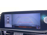 バックモニター付なので後退時に後方が見えるので安心。 車は構造上、死角がたくさんなので万が一を考えると必須ですね。 あくまで補助の為の装備、バックは目視で確認する事が重要ですよ。