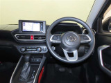整然と纏められた操作性の良いスイッチ類。