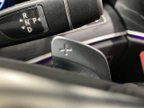 メルセデスのシートは少し硬めになっております。長時間の運転の際、適度な反発があることでお尻や腰の負担を減らす効果が御座います。