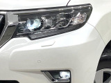 【LEDヘッドライト】悪天候や夜間走行時も良好な視界を確保し安心して運転できる高輝度LEDヘッドライトを装備!点灯速度が早く、消費電力も抑えられています。