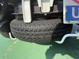 荷台に下にスペアタイヤがあります。