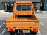 荷台は後方と左右のゲートが開く「三方開」で、荷物の積み降ろしがスムーズです。