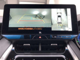 バックカメラの他に上から見下ろしたような画像が見れるアラウンド(全方位)モニター。前後左右を把握できる、すごい機能が装備されています!