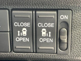 【両側パワースライドドア】スマートキーや運転席のスイッチで後席両側スライドドアの開閉が可能♪電動だから力を入れてドアを開ける必要が無く、小さなお子様でも簡単に開け閉めでき快適です♪