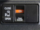 片側電動スライドドアのスイッチ付です。車内からもスイッチ一つで楽にドアの開閉が可能です。電動なので開閉時に力を使う必要がなく、半ドアになることもありません!