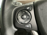 ステアリングにオーディオ操作スイッチが付いています。オーディオ画面に直接タッチしなくても操作が出来ますので、運転に集中できます。