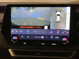 視認性の良い広角カメラでフロントと上方から車両周辺をご確認いただけますので、狭い道やすれ違い、路肩寄せなどに役立ちます。