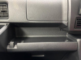助手席側のインパネは多機能!間口の広くて使いやすいトレイや何かと工具や買い物袋を掛けれる便利なフック付き!