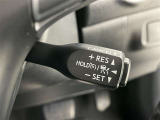 クルーズコントロール機能が付いています。 速度を設定するとアクセルを踏まなくても一定の速度で走ることができます。  高速道路ではとても便利な装置なんです。