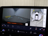 上から車両を見下ろしたような映像をナビゲーション画面に表示する「パノラミックビューモニター(床下透過表示機能付き)も搭載しています。