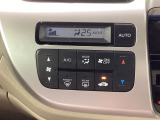 オートエアコン☆室内の温度調節として冷房・暖房が出来るのはもちろんのこと冬場や雨天時の窓の曇り取りとしても活躍します☆