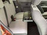 乗車スタイルに合わせてアレンジしやすいリヤシートです。右側にはパーソナルテーブルがついています