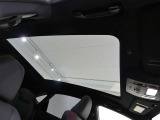 室内に心地いい解放感を。ムーンルーフ付きです。キャンプで星空を眺められます!