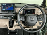 【ハンドル】運転にかかわる様々な操作を安全に行えるように視点移動が少なく操作性に配慮されたスイッチ類が凝縮されたコックピットです。