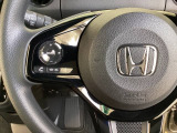 ステアリングスイッチがついていますので、オーディオのチャンネル変更、ボリューム、ジャンル変更が操作可能です。ハンドルから手を離さず安全に操作できます。