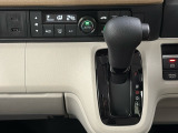 CVT車のセレクトレバーです。低速から高速まで、変速ショックのないスムーズな走りと、エンジン効率のよい領域を維持して燃費にも貢献します。サイドブレーキはスイッチ操作の電子制御パーキングブレーキ。
