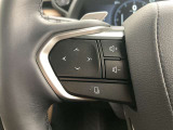 運転中、オーディオの操作をしてて、ハッとしたことはありませんか?ステアリングスイッチは、運転中でもハンドルでオーディオの操作が可能です。安全なドライブをサポートします。