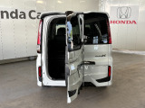 ワクワクゲートで、スペースの狭い駐車場でもバックドアから車内へアクセスることが出来ます!