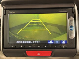 リバースギアに入れるだけで後方の表示へ切り替わります。夜間や雨の日の駐車も楽になりますよ。