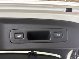 電動テールゲートの操作スイッチです。手荷物が多い時などに大変便利な機能です。